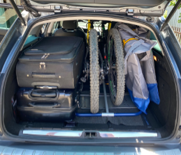 veloboy mit Velos und Gepäck im Auto perfekt verstaut