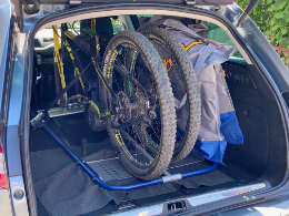 2 Velos mit veloboy kompakt im Auto platziert