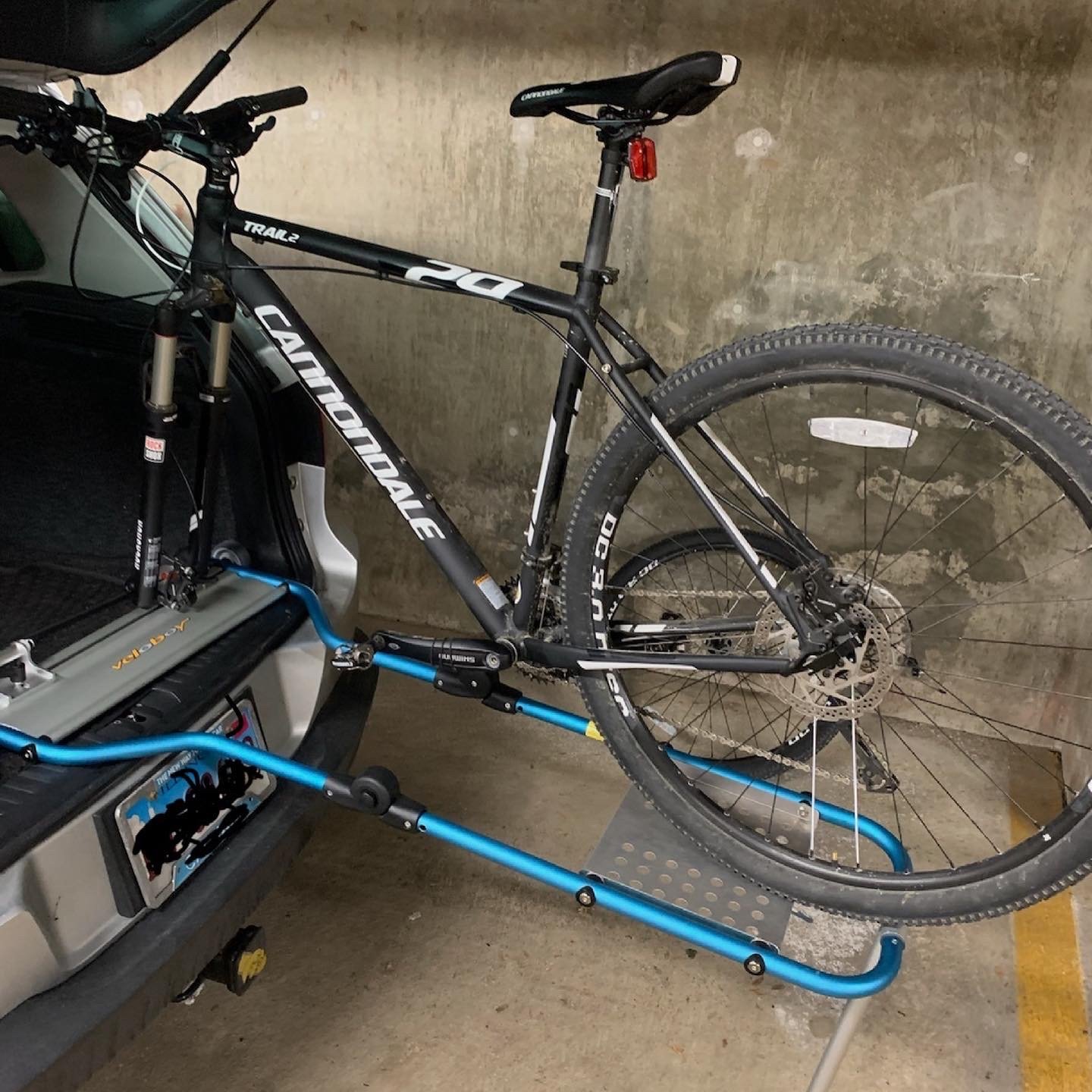 veloboy T2 bereit zum Einladen in VW Tiguan