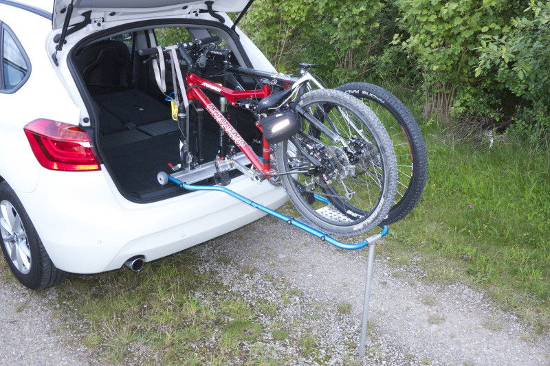 2 fahrräder zusammenbinden im auto einladen